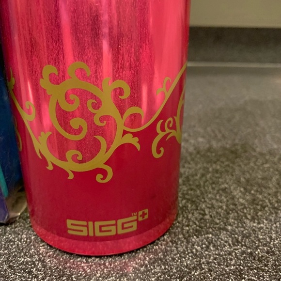 New Set Heavy Duty Sigg Waterbottles and Ice Trays - Picture 2 of 7